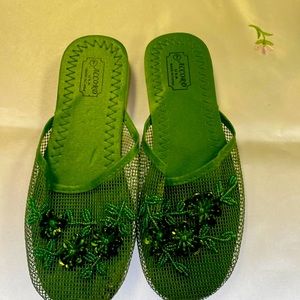 Accord house slippers mesh in olive green size 7